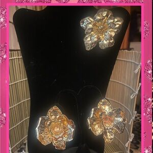 🌟🌺🌟Golden Statement Elegance: Brooch & Post Earring Set🌟🌺🌟